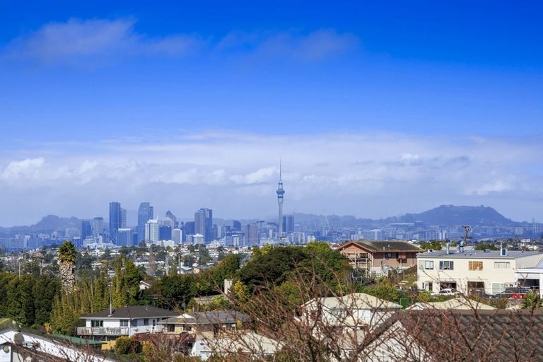 Photo of property in 1/114 Sunset Road, Unsworth Heights, Auckland, 0632