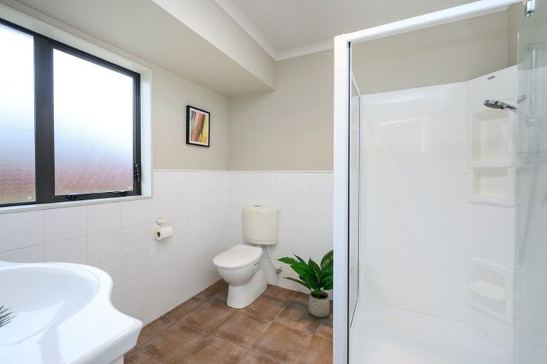 Photo of property in 6 Ron Place, Fitzherbert, Palmerston North, 4410