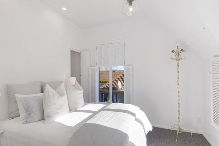 Photo of property in 34 Aikmans Road, Merivale, Christchurch, 8014