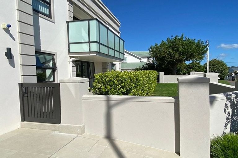 Photo of property in 2/8b Rugby Road, Birkenhead, Auckland, 0626