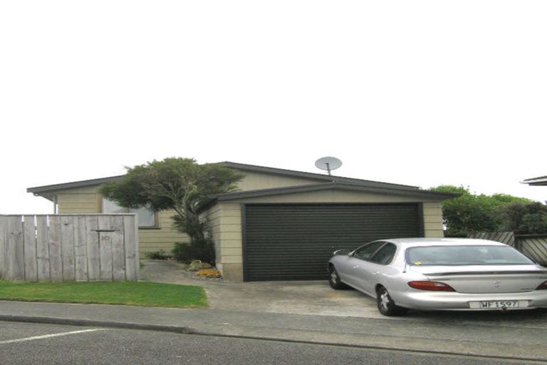 Photo of property in 10 Bayswater Place, Newlands, Wellington, 6037
