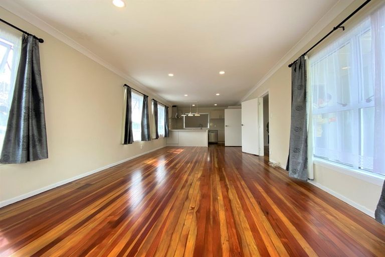 Photo of property in 38 Royal View Road, Te Atatu South, Auckland, 0610