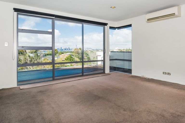 Photo of property in 100 Lake Road, Northcote, Auckland, 0627