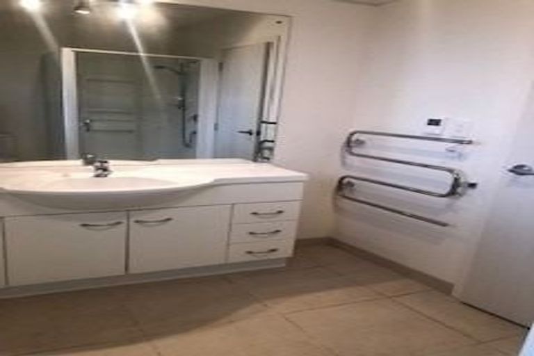 Photo of property in 4a/3 Corrella Road, Belmont, Auckland, 0622