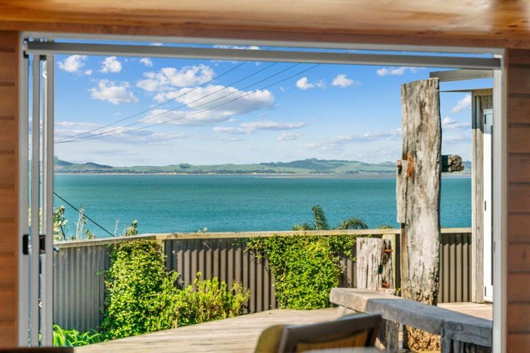 Photo of property in 8 Signal Station Road, Pouto, 0391