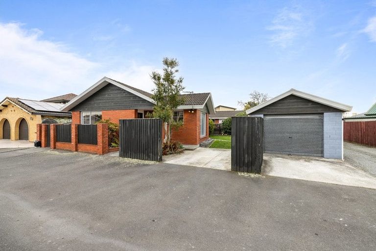 Photo of property in 28 Sawtell Place, Northcote, Christchurch, 8052
