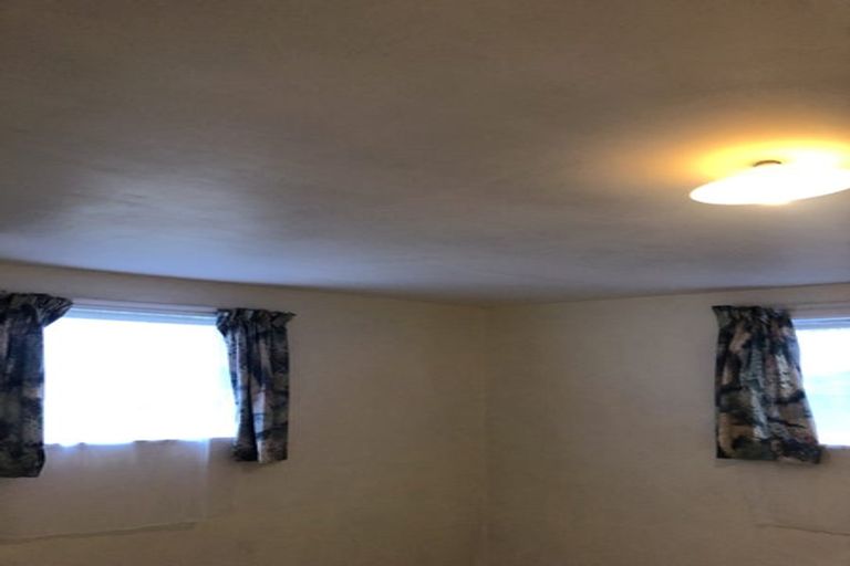 Photo of property in 32a Bancroft Terrace, Newlands, Wellington, 6037