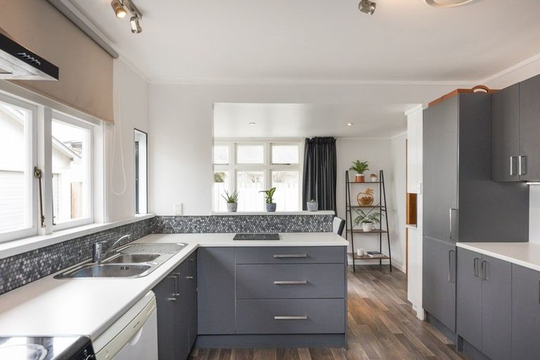 Photo of property in 19 Featherston Street, Takaro, Palmerston North, 4412