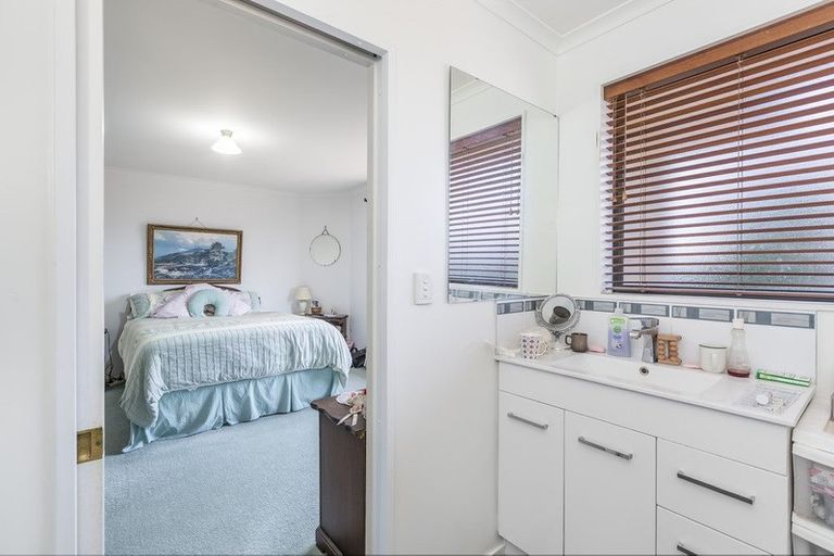 Photo of property in 69 Lothian Brae, Wattle Downs, Auckland, 2103