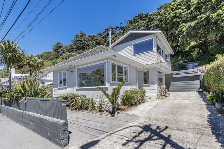 Photo of property in 318 Queens Drive, Lyall Bay, Wellington, 6022