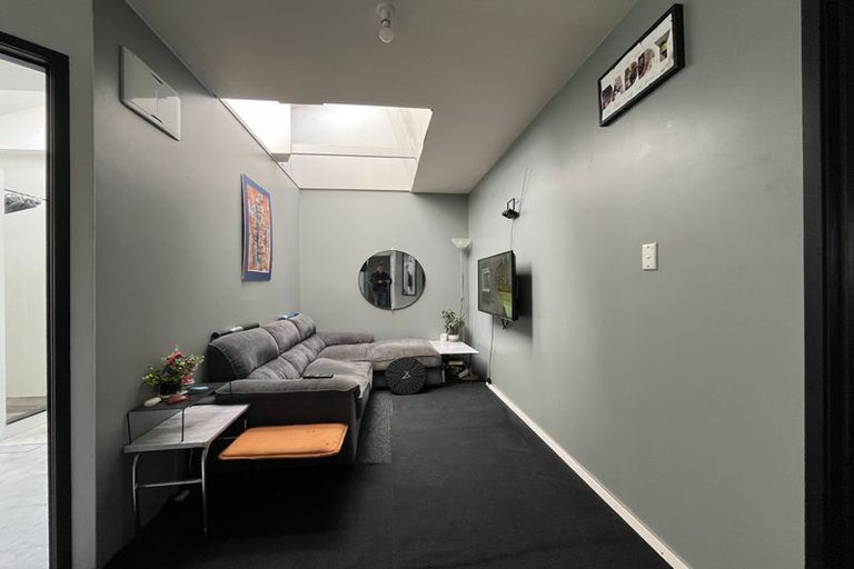 Photo of property in 32 Te Atatu Road, Te Atatu South, Auckland, 0610