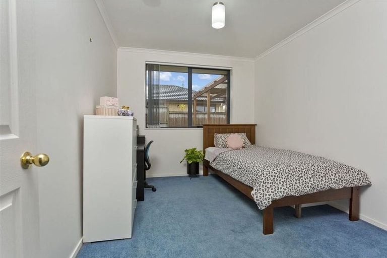 Photo of property in 16 Plumstead Rise, Glen Eden, Auckland, 0602