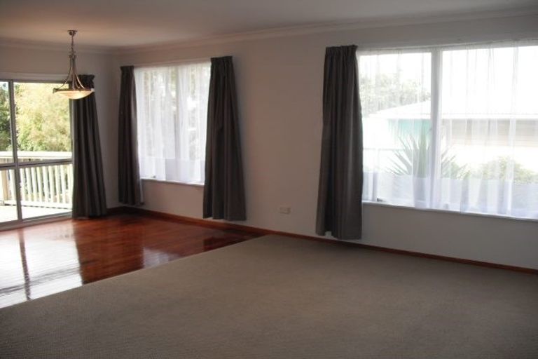 Photo of property in 140 Luckens Road, West Harbour, Auckland, 0618