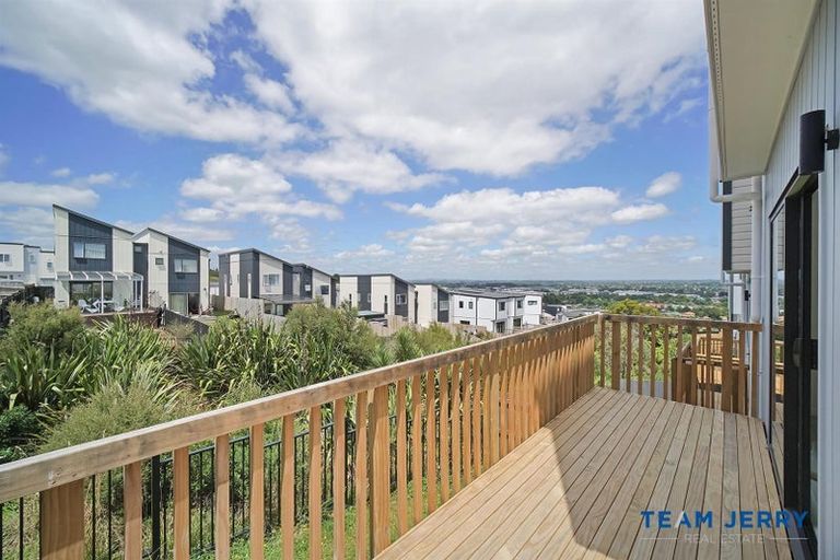 Photo of property in 1 Papauma Place, Papakura, 2110