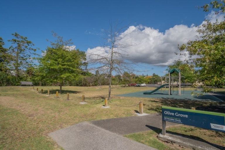 Photo of property in 29 Verdale Circle, Glen Eden, Auckland, 0602