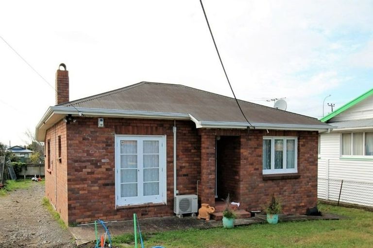 Photo of property in 4 Fruitvale Road, New Lynn, Auckland, 0600