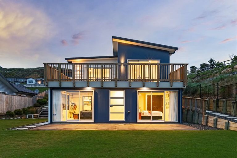 Photo of property in 20 Madeira Close, Whitby, Porirua, 5024