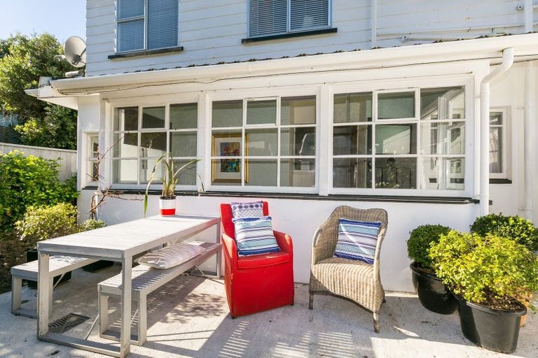 Photo of property in 281 Queens Drive, Lyall Bay, Wellington, 6022