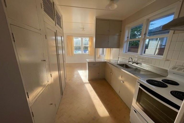 Photo of property in 96 Edmonton Road, Henderson, Auckland, 0612