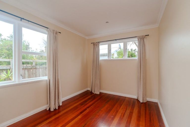 Photo of property in 19 Pinkerton Grove, Newlands, Wellington, 6037