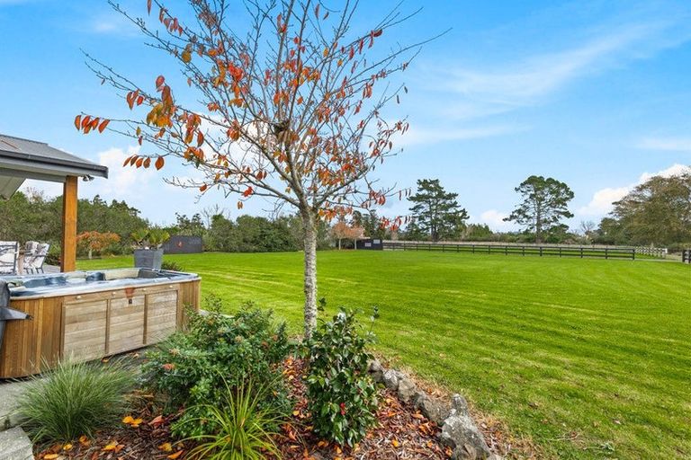 Photo of property in 124 Boord Crescent, Kumeu, 0891