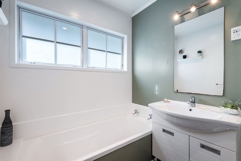 Photo of property in 44 Glenbervie Crescent, Massey, Auckland, 0614