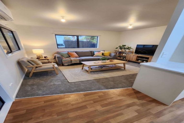 Photo of property in 35 Fruitvale Road, New Lynn, Auckland, 0600