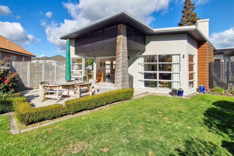 Photo of property in 6 The Oaks, Awapuni, Palmerston North, 4412