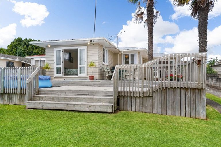 Photo of property in 11 Paton Avenue, Te Atatu South, Auckland, 0610