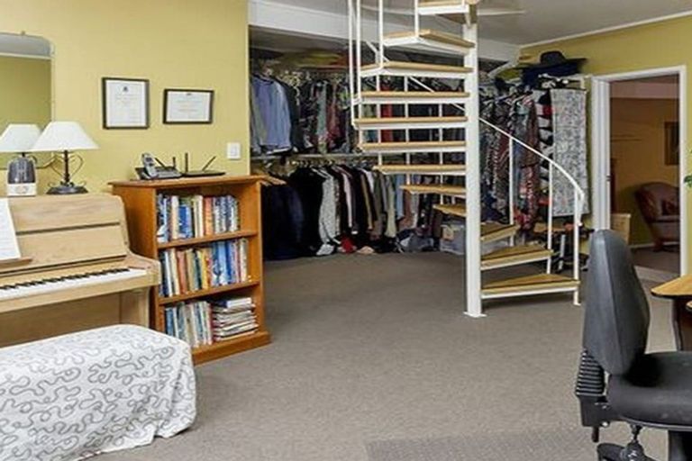 Photo of property in 8 Megan Avenue, Pakuranga Heights, Auckland, 2010