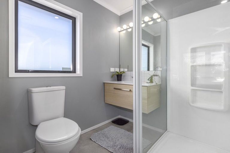 Photo of property in 2 Roundhouse Close, Whitby, Porirua, 5024