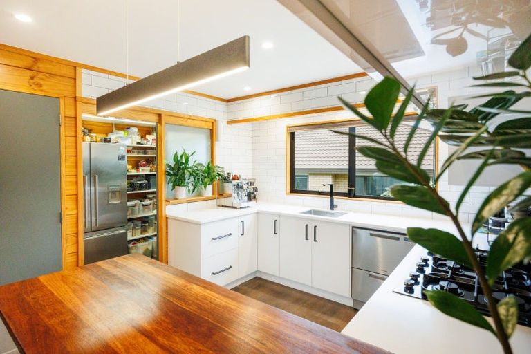 Photo of property in 23 Abby Road, Fitzherbert, Palmerston North, 4410