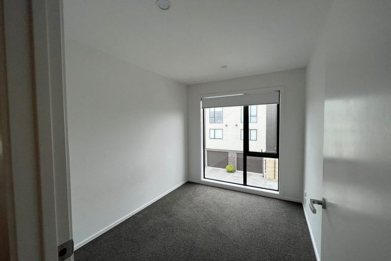 Photo of property in 4/504 Don Buck Road, Massey, Auckland, 0614