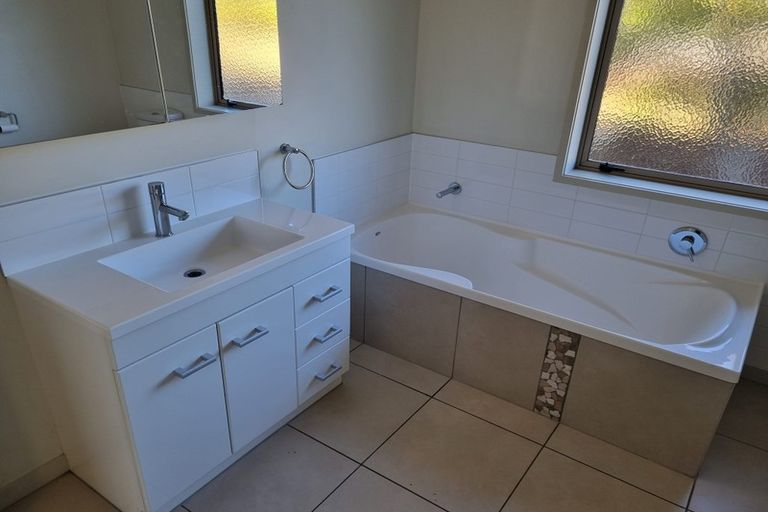 Photo of property in 15 Epic Way, Newlands, Wellington, 6037