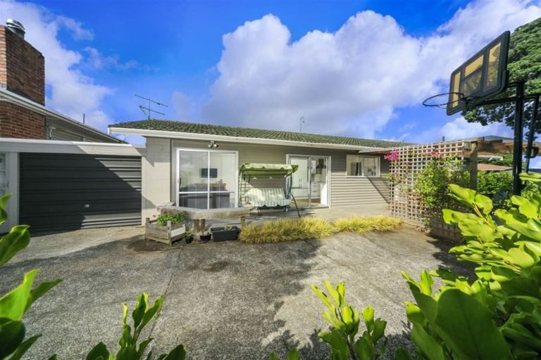 Photo of property in 2/52 Sunnynook Road, Sunnynook, Auckland, 0620