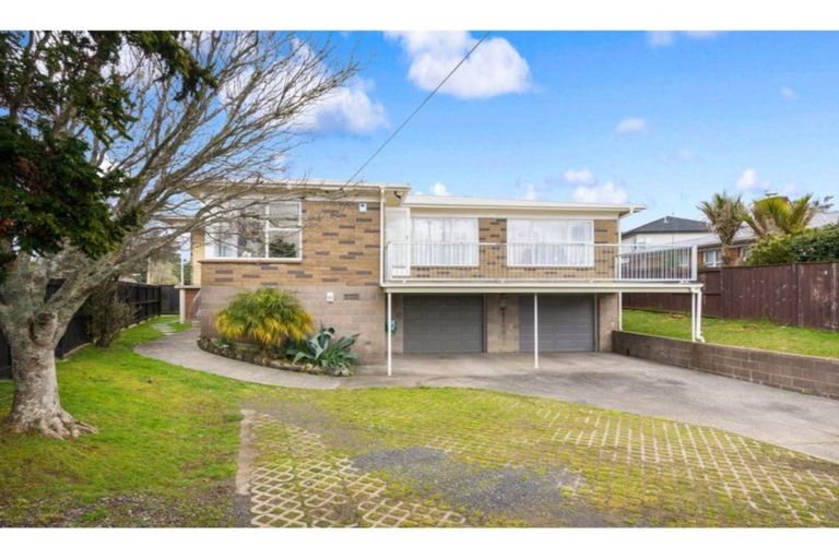 Photo of property in 39 Royal View Road, Te Atatu South, Auckland, 0610