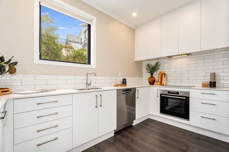 Photo of property in 5 Koreke Close, Kenepuru, Porirua, 5022