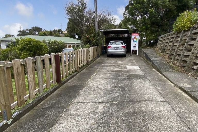 Photo of property in 10 Innes Way, Newlands, Wellington, 6037