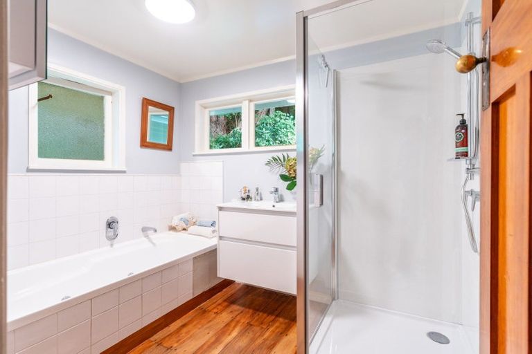 Photo of property in 46 Fortification Road, Karaka Bays, Wellington, 6022