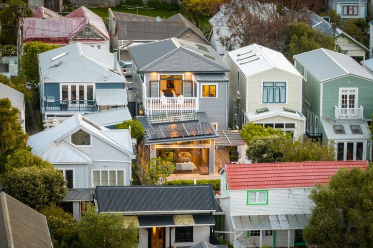 Photo of property in 35 Queen Street, Mount Victoria, Wellington, 6011