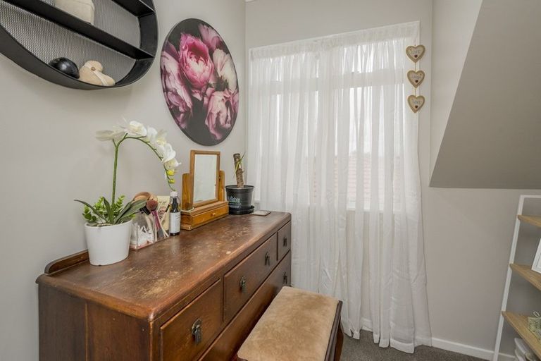 Photo of property in 10 Guildford Street, Levin, 5510