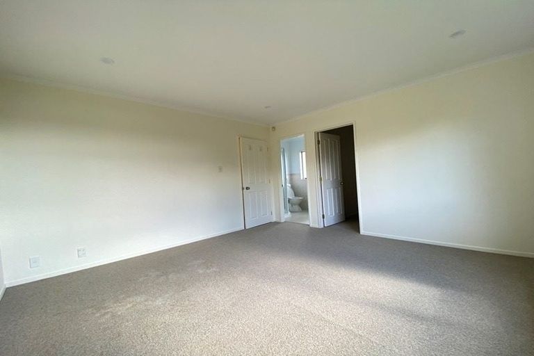 Photo of property in 8 Canary Place, Unsworth Heights, Auckland, 0632