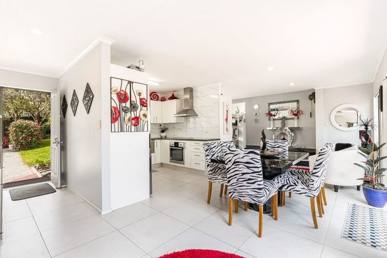 Photo of property in 52 Hewlett Road, Massey, Auckland, 0614