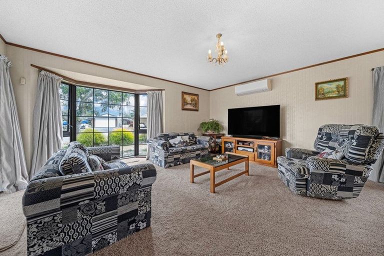 Photo of property in 11 Jessika Place, Conifer Grove, Takanini, 2112