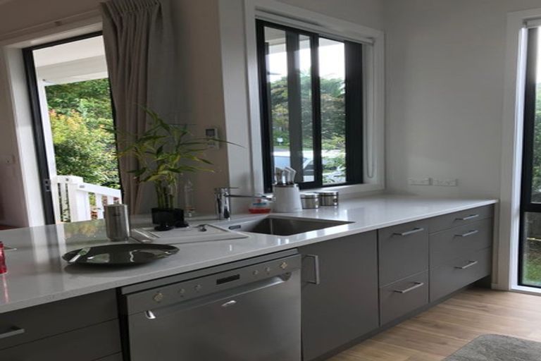 Photo of property in 12 Atlantis Place, Totara Vale, Auckland, 0629