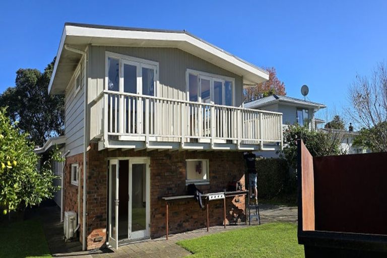 Photo of property in 27 Graham Avenue, Te Atatu Peninsula, Auckland, 0610