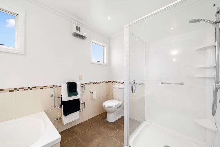 Photo of property in 24 Saunders Close, Whitby, Porirua, 5024