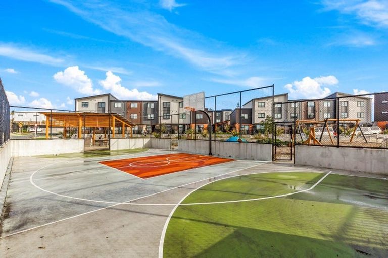 Photo of property in 9/327 Glengarry Road, Glen Eden, Auckland, 0602