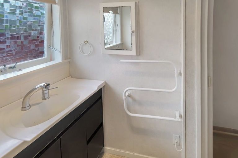 Photo of property in 46 Ayton Drive, Totara Vale, Auckland, 0629