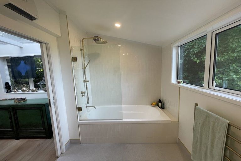 Photo of property in 60 Kauri Point Road, Laingholm, Auckland, 0604